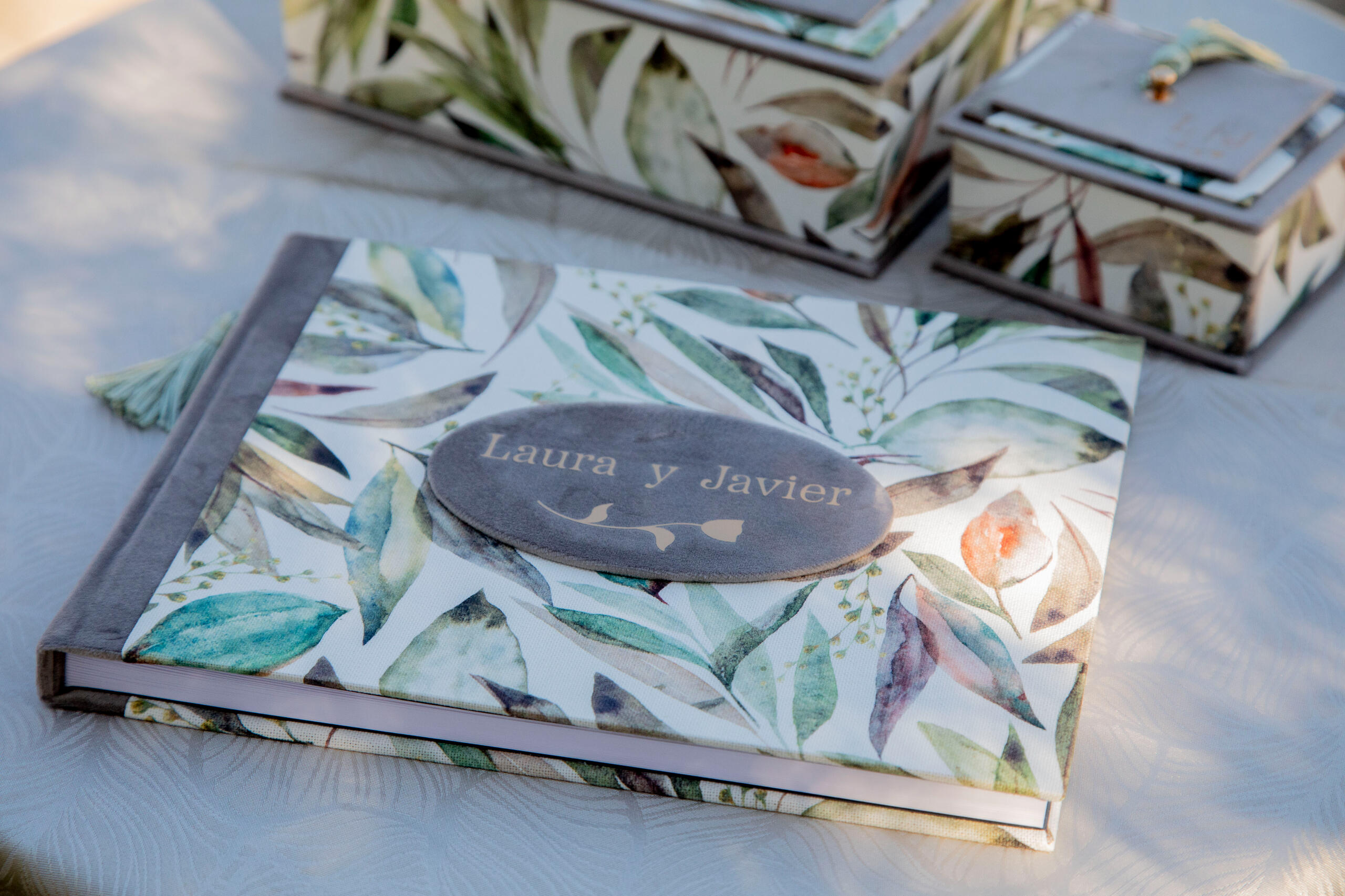 Libro de firma y cajas a juego Libro de firma y cajas a juego. Están hechas a mano y en tonos verdes y colores cálidos