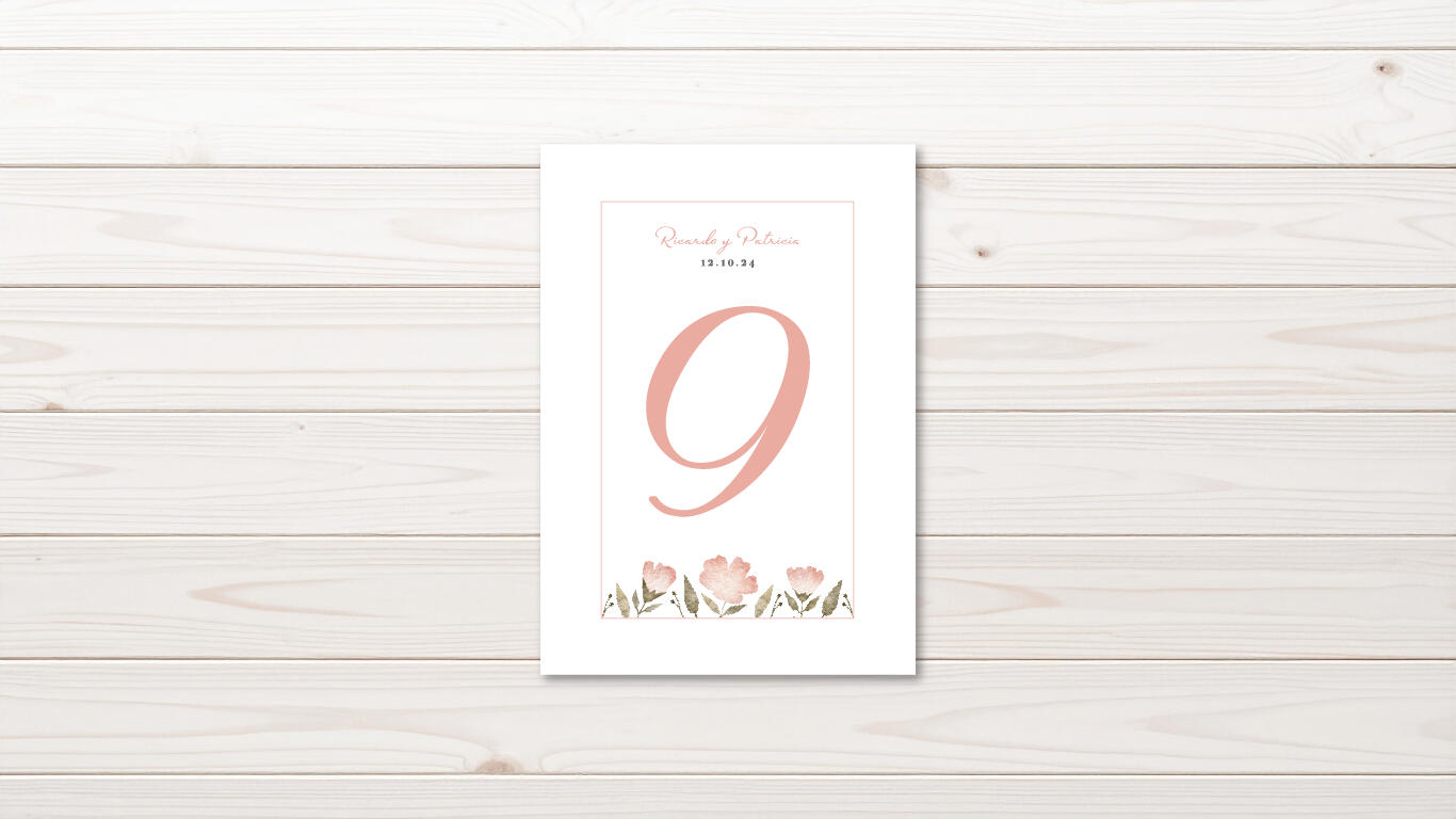 Mesero Invitación Coral Imagen del mesero de la invitación Coral que contiene ilustraciones en tonos coral y verde. El fondo es de madera en color tostado.