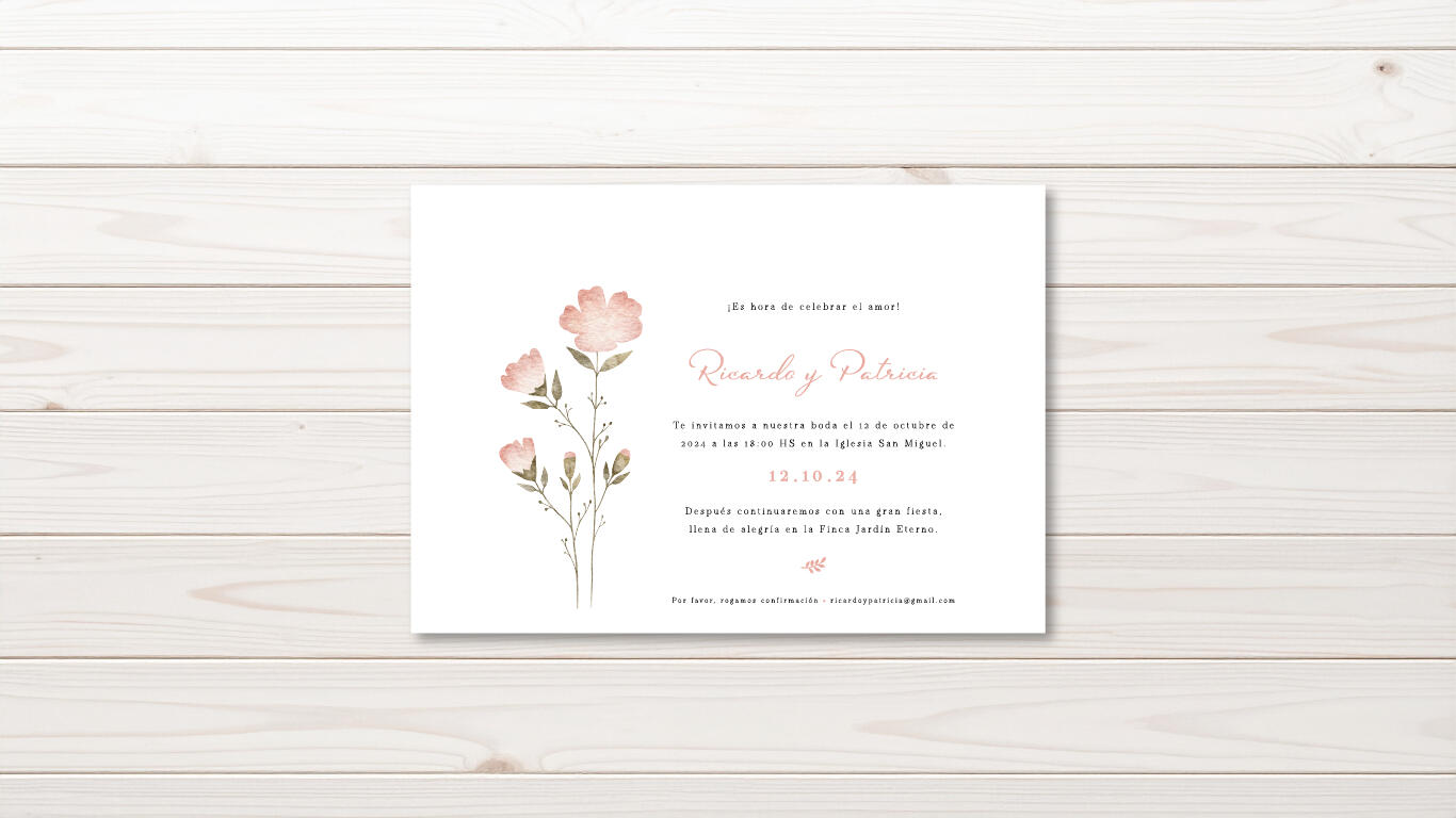 Mockup invitación Coral Imagen de la invitación Coral que contiene ilustraciones en tonos coral y verde. El fondo es de madera en color tostado.