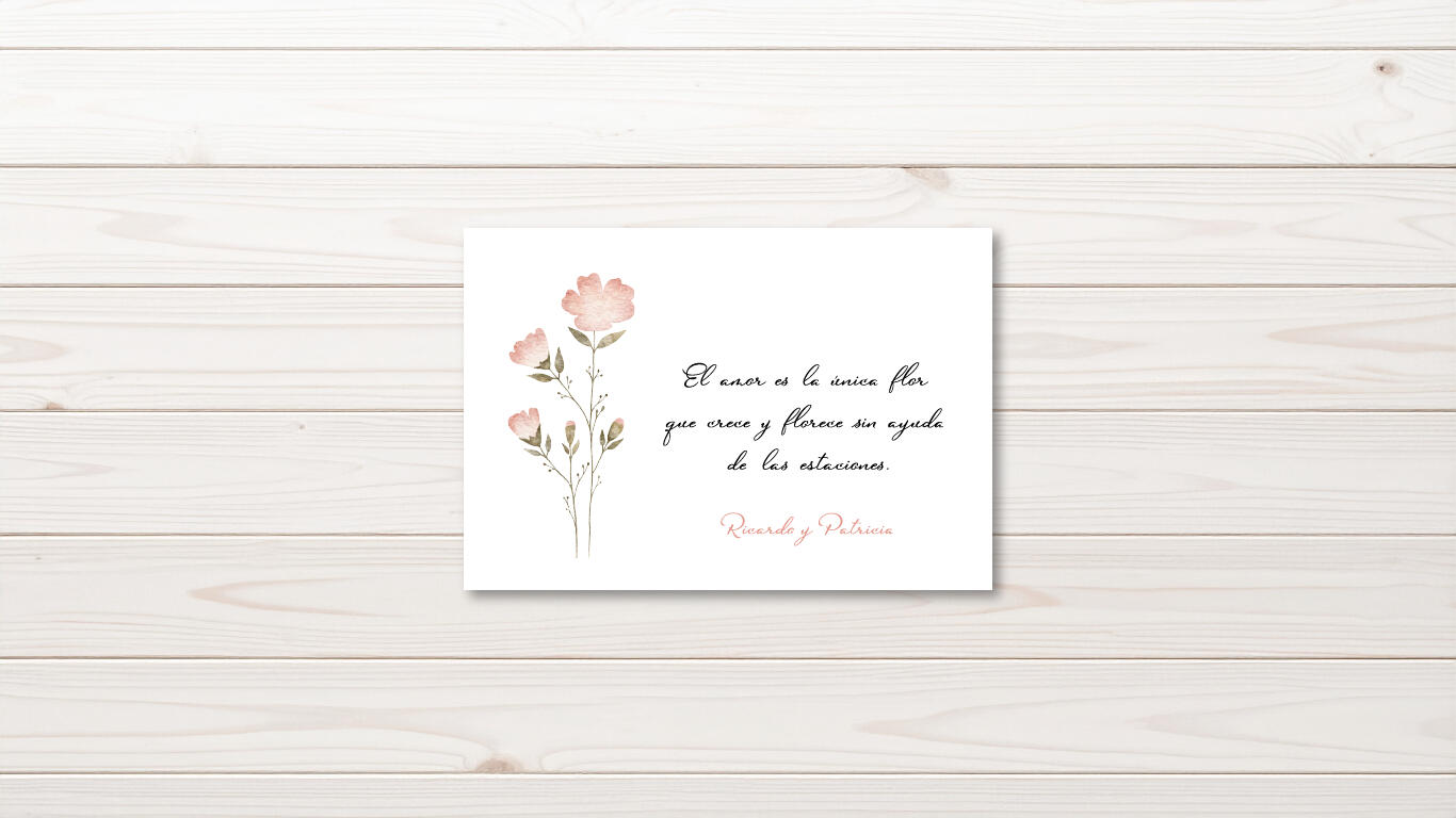 Tarjeta de agradecimiento invitación Coral Imagen de la Tarjeta de agradecimiento de la invitación Coral que contiene ilustraciones en tonos coral y verde. El fondo es de madera en color tostado.