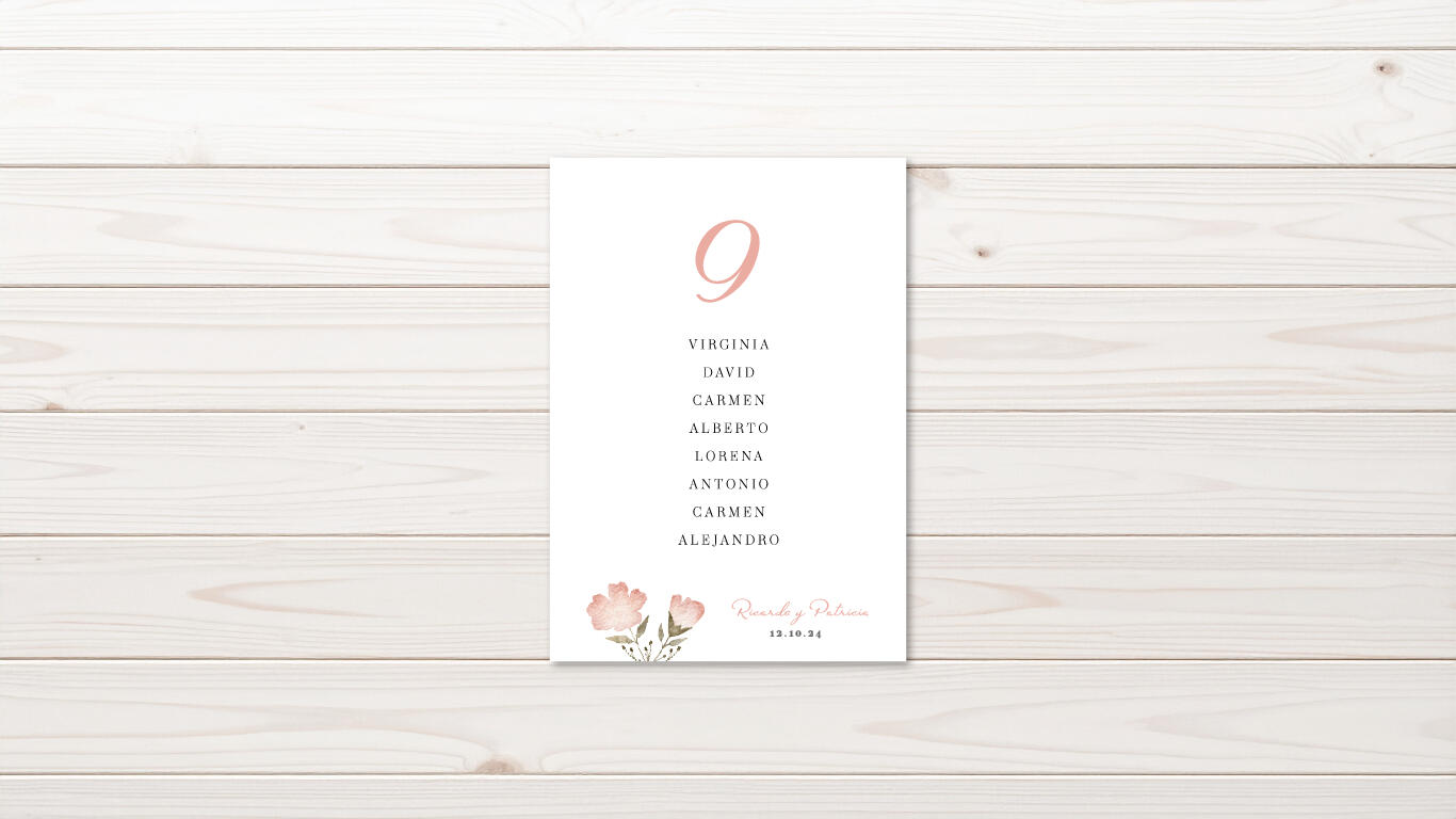 Seating plan invitación Coral Imagen del seating plan de la invitación Coral que contiene ilustraciones en tonos coral y verde. El fondo es de madera en color tostado.