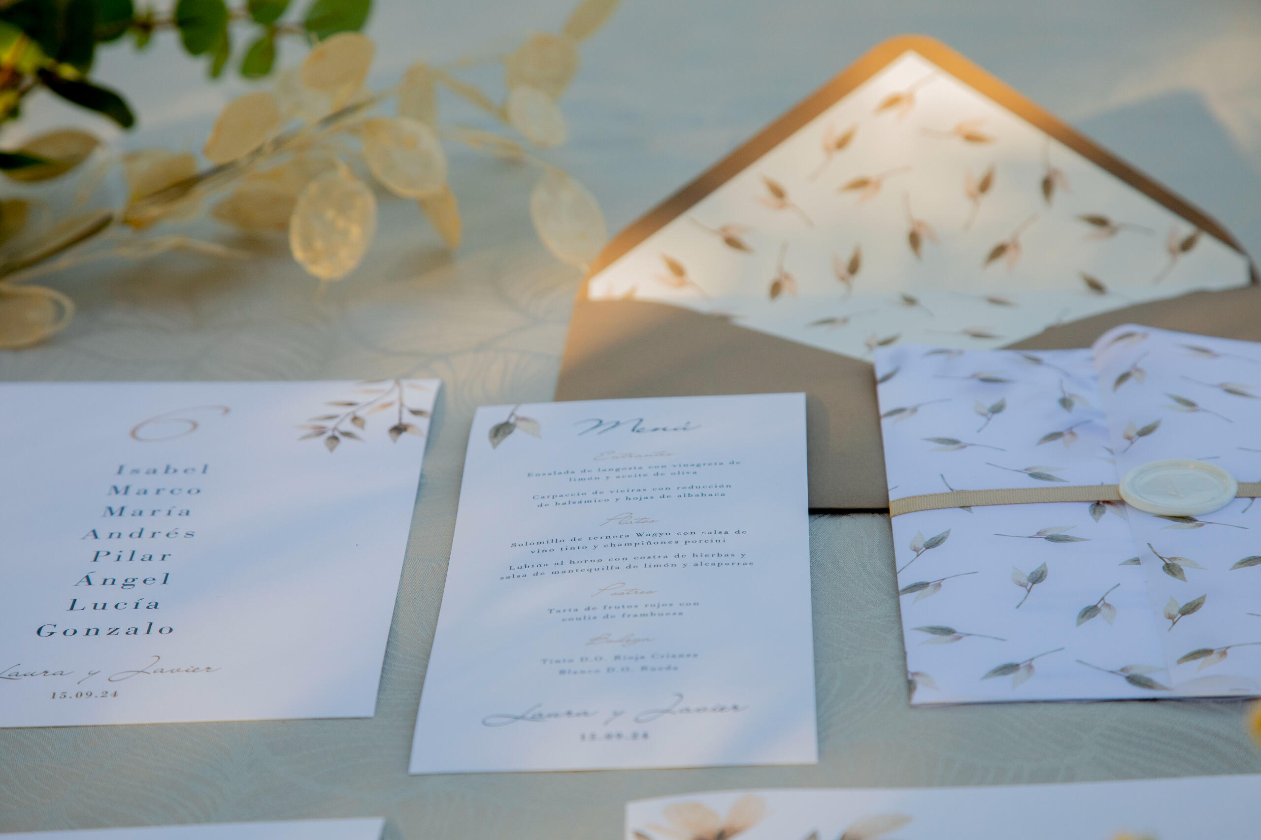 Papelería de la invitación Serena Papelería a juego con la invitación Serena de la colección atardecer en tonos tostados